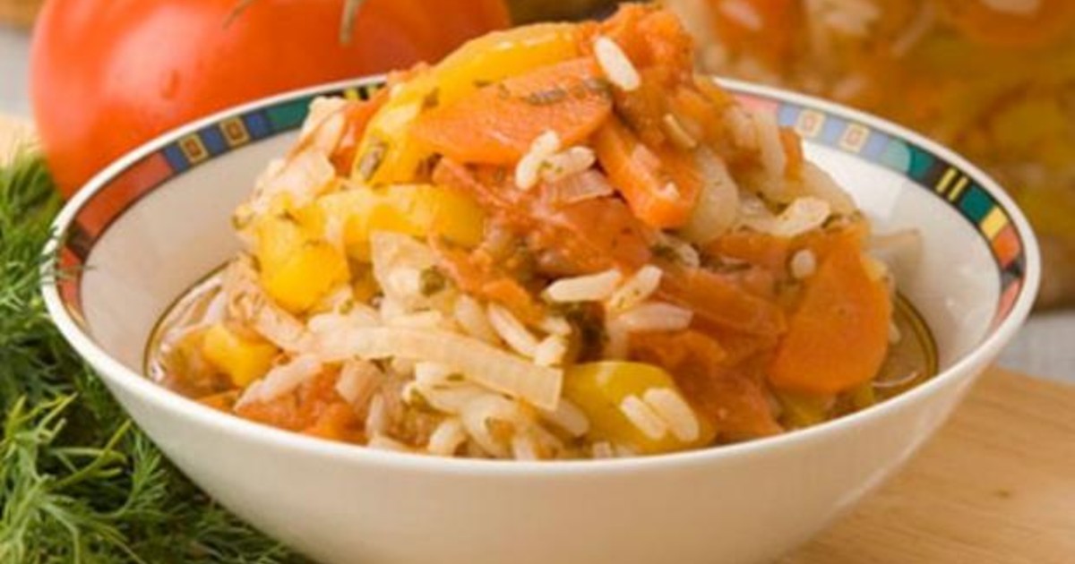Салат из риса и кабачков